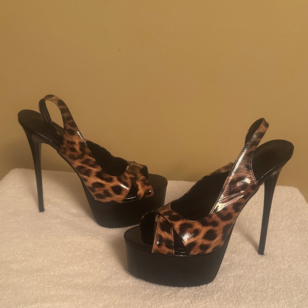 Chic Leopard Print Platform Heels